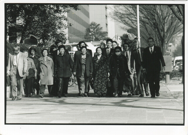 양금덕 할머니 등 미쓰비시중공업 근로정신대 피해자들이 1999년 3월1일 일본 나고야지방재판소에 소장을 접수하기 위해 서로 손을 잡고 행진하고 있다. 시민모임 제공