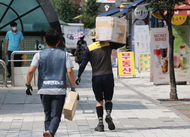 택배노동자가 28일 오후 경기도 성남시 분당구 한 인도에서 짐을 어깨에 메고 배달하고 있다. 강창광 선임기자 chang@hani.co.kr