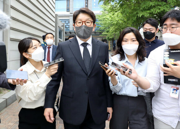 권성동 국민의힘 원내대표가 25일 오후 서울 종로구 통의동 대통령직인수위원회를 방문한 뒤 떠나고 있다. 공동취재사진