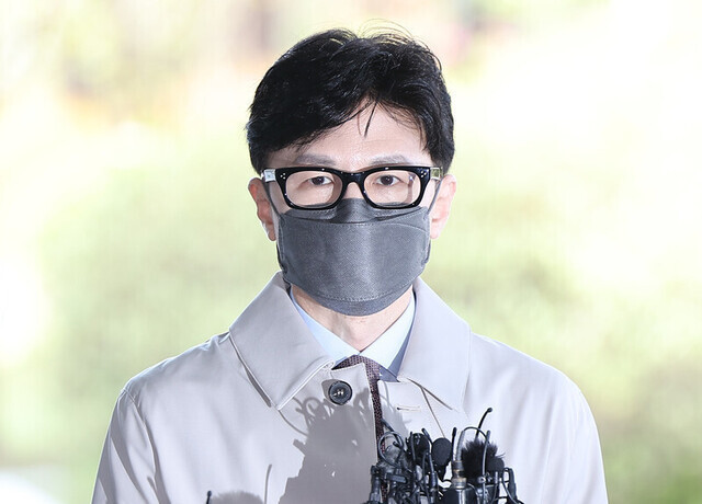 한동훈 법무부 장관 후보자가 4월15일 오전 후보자 사무실이 마련된 서울 서초구 서울고등검찰청 청사로 출근하며 취재진 질문에 답하고 있다. 연합뉴스.