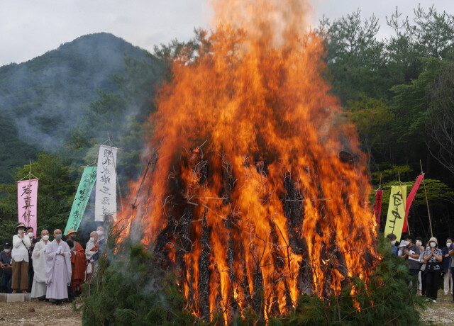 지난해 9월 경북 문경 봉암사에서 거행된 고우 스님 다비식. 조현 기자