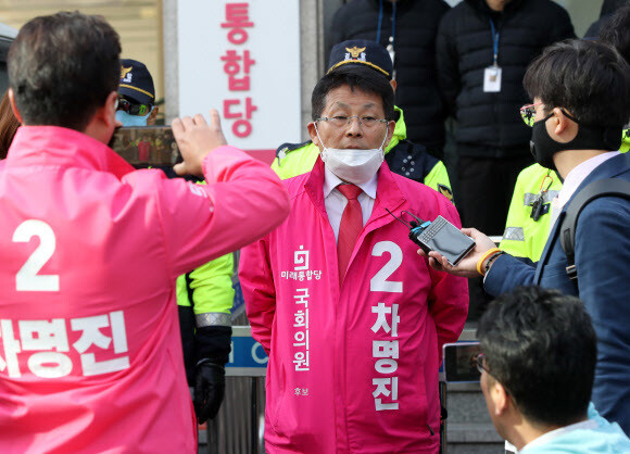 미래통합당 경기 부천병 차명진 후보가 10일 오전 서울 영등포 중앙당사에서 열린 윤리위원회에 참석한 뒤 기자들의 질문에 답하고 있다. 연합뉴스