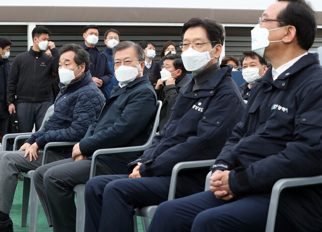 문재인 대통령이 25일 부산신항 다목적 부두에 위치한 해양대학교 실습선 한나라호 선상에서 열린 '동남권 메가시티 구축 전략 보고'에 더불어민주당 이낙연 대표, 김경수 경남도지사 등과 참석해 있다. 연합뉴스