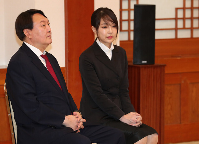 2019년 7월25일 당시 윤석열 검찰총장이 청와대 본관 충무실에서 열린 임명장 수여식에 참석해 문재인 대통령을 기다리고 있다. 오른쪽은 윤 총장의 아내 김건희씨. &lt;한겨레&gt; 자료사진
