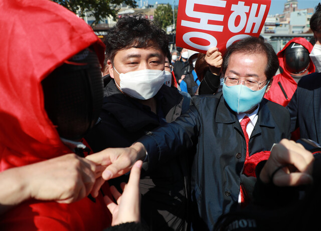 홍준표 국민의힘 대선 경선 후보가 지난 2일 부산역에서 열린 부울경 기자회견을 마치고 지지자들과 인사를 나누고 있다. 연합뉴스