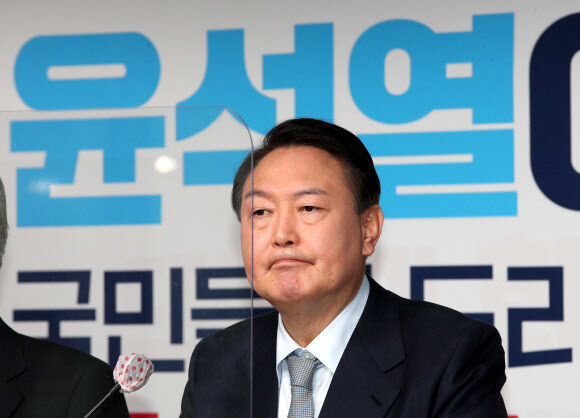 국민의힘 윤석열 대선 후보가 2일 오전 서울 영등포구 국민의힘 당사에서 ''윤석열의 정부혁신-디지털플랫폼정부'' 공약을 발표한 뒤 취재진의 질문을 듣고 있다. 공동취재사진