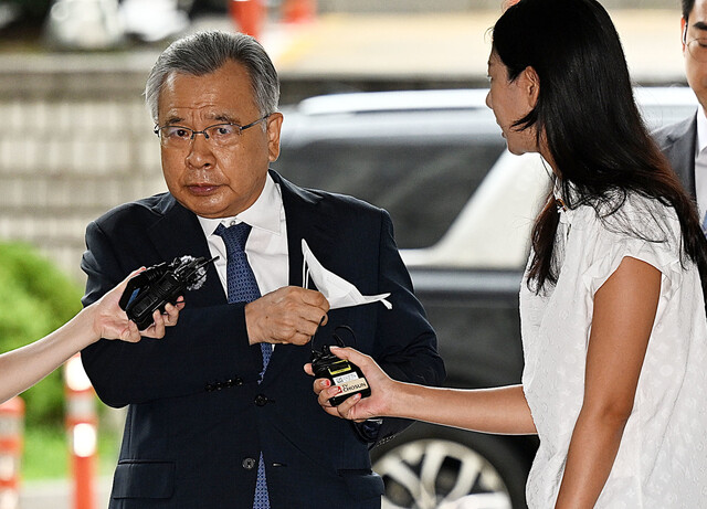 박영수 전 특별검사가 11일 오전 서울 서초동 서울중앙지법에서 열리는 이른바 ‘가짜 수산업자 금품수수’ 사건 공판기일에 피고인 신분으로 출석하며 취재진의 질문을 받고 있다. 공동취재사진