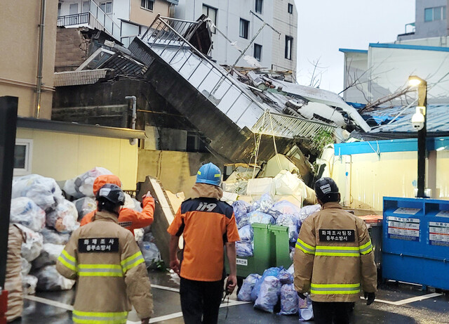 호우 특보가 발효된 24일 오전 광주 동구 충장로 한 빈 상가 건물이 무너져 소방 당국이 안전 조치를 하고 있다. 연합뉴스