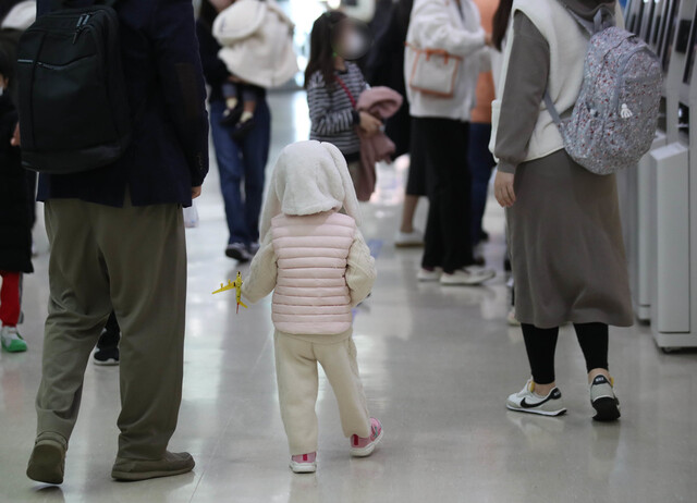 광주광역시에 거주하는 소아암 환아 서지우(가명·3)와 어머니가 지난해 11월 16일 오전 서울 종로구 서울대병원 어린이병원에서 채혈을 마친 뒤 검사결과가 나올 때까지 대기하기 위해 이동하고 있다. 백소아 기자 thanks@hani.co.kr