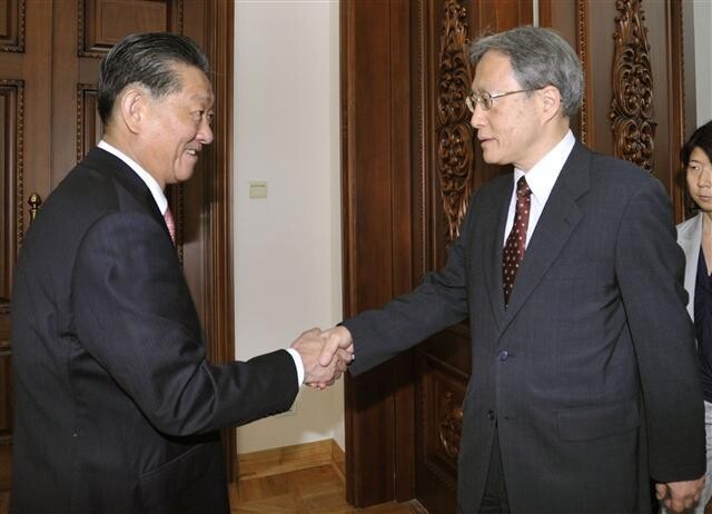 북-일 ‘스톡홀름 합의’를 이끈 송일호 북일국교정상화 담당 대사(왼쪽)와 이하라 준이치 일본 외무성 아시아대양주국장(오른쪽)이 2014년 7월1일 중국 베이징 주재 북한대사관에서 만나 악수하고 있다. 베이징/로이터 연합뉴스