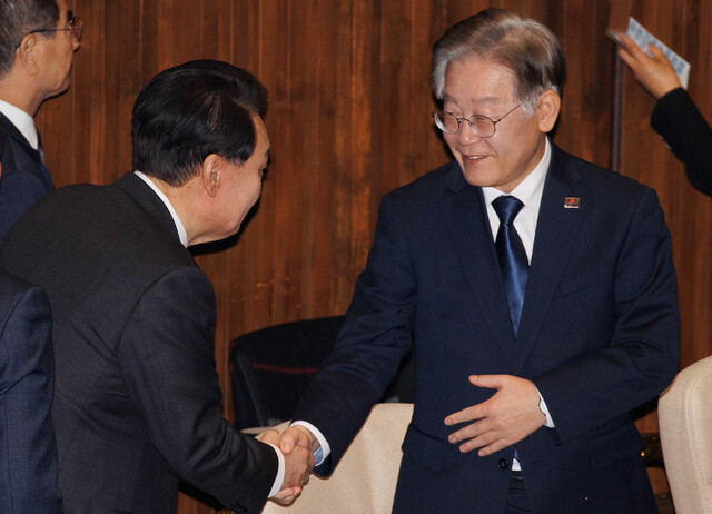 윤석열 대통령이 지난 10월31일 국회에서 2024년도 예산안 및 기금운용계획안 시정 연설 전 이재명 더불어민주당 대표와 인사하고 있다. 연합뉴스