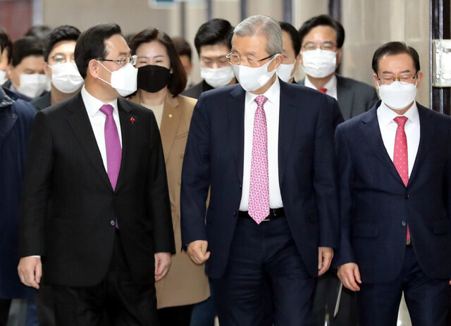 국민의힘 김종인 비상대책위원장과 주호영 원내대표가 3일 국회에서 비상대책위원회의에 참석하기 위해 걸어가며 이야기를 나누고 있다. 공동취재사진