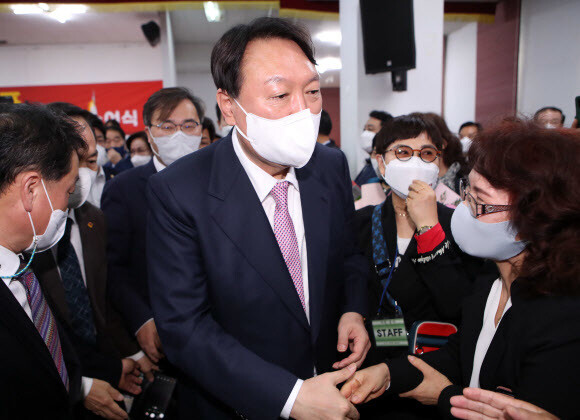 윤석열 전 검찰총장이 20일 대구시당에서 열린 국민캠프 대구 선대위 임명장 수여식에서 지지자들과 인사하고 있다. 연합뉴스