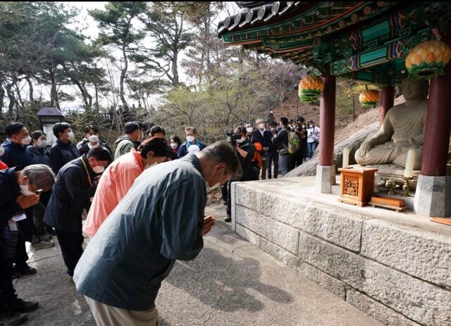 문재인 대통령과 김정숙 여사가 5일 북악산 남쪽면 산행 도중 관저 뒤편 부처님에게 합장하는 모습. 박수현 청와대 국민소통수석 페이스북 갈무리