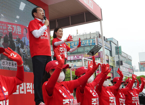 6·1지방선거를 이틀 앞둔 30일 광주 서구 상무중앙로에서 주기환 국민의힘 광주시장 후보가 유세차에 올라 지지를 호소하고 있다. 연합뉴스