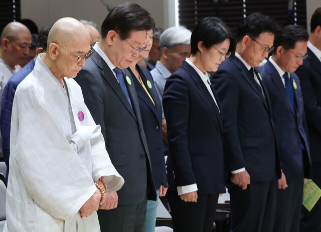 10일 오전 서울 중구 명동성당에서 열린 제36주년 6·10 민주항쟁 기념식에서 참석자들이 민주항쟁 희생자를 위한 묵념을 하고 있다. 왼쪽부터 지선 스님, 이재명 더불어민주당 대표, 이정미 정의당 대표, 윤희숙 진보당 대표, 박광온 더불어민주당 원내대표. 백소아 기자 thanks@hani.co.kr