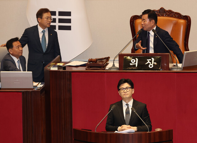 21일 국회 본회의에서 한동훈 법무부 장관이 이재명 더불어민주당 대표 체포동의안 설명을 하던 중 여야 의원들의 고성이 오가자 김진표 국회의장이 정숙을 요청하고 있다. 연합뉴스