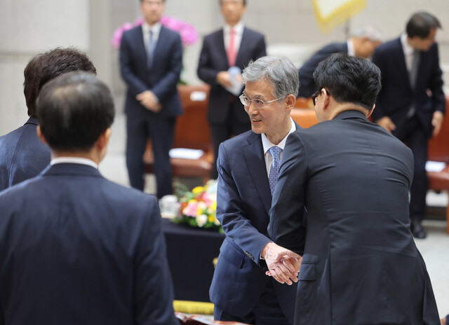 조희대 신임 대법원장이 11일 오후 서울 서초구 대법원에서 열린 취임식에서 한동훈 법무부 장관과 인사를 나누고 있다. 연합뉴스