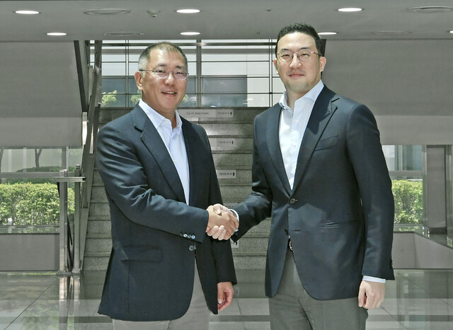 정의선(왼쪽) 현대차 수석부회장과 구광모 엘지(LG) 회장이 22일 충북 청주시 엘지화학 오창공장에서 만나 악수하고 있다. 정 부회장은 이날 엘지화학 생산라인을 둘러보고 구 회장과 함께 전기차 배터리 협력 방안에 대해 논의했다. 엘지 제공