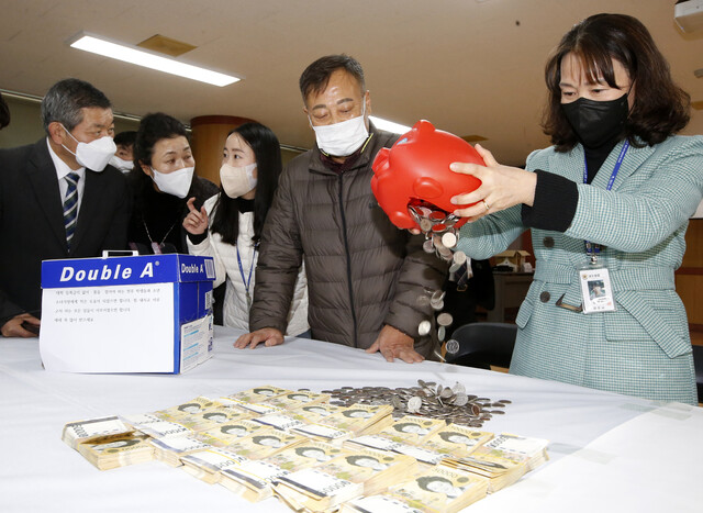 전주 노송동주민센터 직원들이 ‘얼굴 없는 천사’가 놓고 간 성금을 계산하려고 준비하고 있다. 전주시 제공