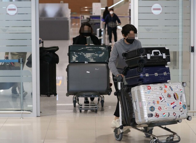 프랑스 파리발 항공기 탑승객이 18일 오후 인천국제공항 2터미널로 입국하고 있다. 프랑스 정부는 파리국제대학촌의 한국관 거주 학생들을 포함해 국제대학촌 학생 전원에게 귀국이나 귀가를 권고했다. 인천공항/박종식 기자 anaki@hani.co.kr