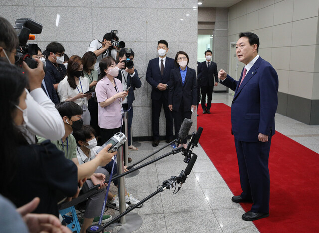 윤석열 대통령이 지난달 23일 오전 용산 대통령실로 출근하며 취재진 질의에 답하던 중 주먹을 쥐고 있다. 윤 대통령은 경찰의 치안감 인사 번복과 관련해 “중대한 국기문란”이라고 질책했다. 대통령실사진기자단