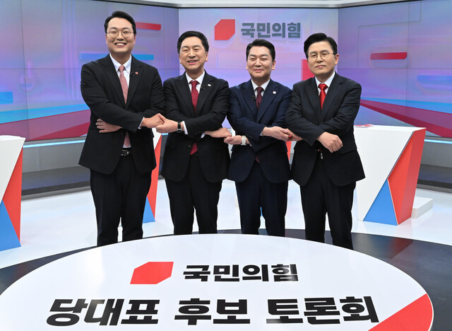 15일 서울 중구 TV조선 스튜디오에서 열린 국민의힘 당대표 후보 첫번째 TV토론에 앞서 천하람· 김기현·안철수·황교안 후보(왼쪽부터)가 손을 잡고 기념촬영을 하고 있다. 공동취재사진