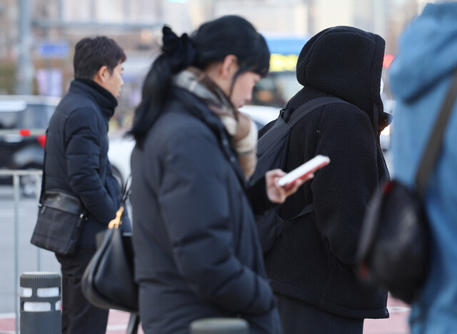 내륙 지역의 아침&nbsp;기온이&nbsp;영하권까지&nbsp;떨어지며&nbsp;추운&nbsp;날씨를&nbsp;보인&nbsp;지난&nbsp;20일&nbsp;서울&nbsp;시청역&nbsp;인근에서&nbsp;시민들이&nbsp;겉옷에&nbsp;달린&nbsp;모자를&nbsp;쓰거나&nbsp;목도리를&nbsp;하고&nbsp;신호를&nbsp;기다리고&nbsp;있다.&nbsp;연합뉴스