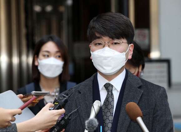 일본군 ‘위안부’ 피해자들이 일본국을 상대로 제기한 두 번째 손해배상 소송의 변론기일인 24일 오후 서초구 서울중앙지법 앞에서 양성우 변호사가 취재진의 질문에 답하고 있다. 연합뉴스