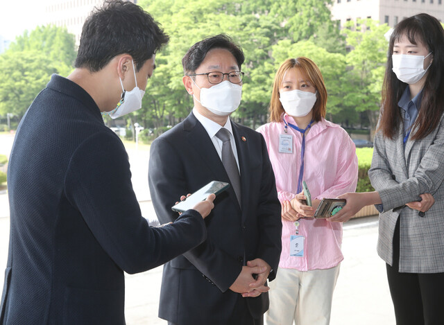 박범계 법무부 장관이 26일 오전 경기도 과천 법무부 청사에 출근하며 취재진의 질문에 답하고 있다. 연합뉴스.