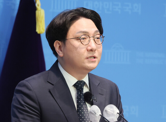 신인규 국민의힘 전 상근부대변인이 25일 국회에서 기자회견을 열고 최근 당 상황을 비판하며 탈당 선언을 하고 있다. 연합뉴스