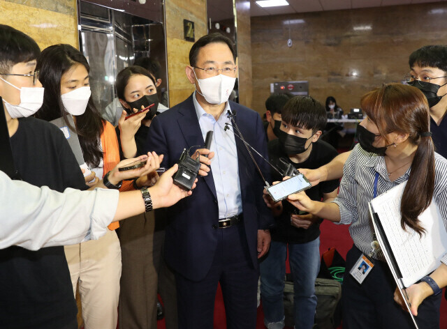 주호영 국민의힘 비상대책위원장이 지난달 26일 오후 이준석 전 대표가 낸 비대위 효력정지 가처분 신청을 법원이 사실상 받아들인 것과 관련해 국회에서 긴급 대책회의를 연 뒤 국회를 나서고 있다. 강창광 선임기자 chang@hani.co.kr