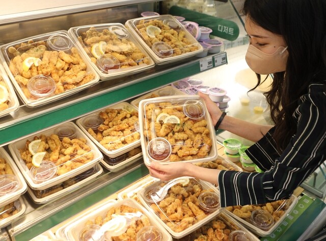 롯데마트 서울역점에서 한 소비자가 ‘한통 가득 탕수육’을 고르고 있다. 롯데마트 제공