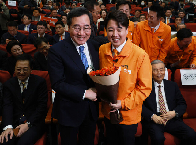 이준석 개혁신당 대표가 20일 오후 서울 국회 의원회관에서 열린 개혁신당 중앙당 창당대회에서 이낙연 새로운미래 인재영입위원장과 악수하고 있다. 연합뉴스