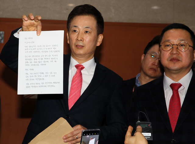 박근혜 전 대통령 변호인인 유영하 변호사가 4일 국회 정론관 앞에서 ‘박근혜 옥중편지’를 공개하고 있다. 연합뉴스