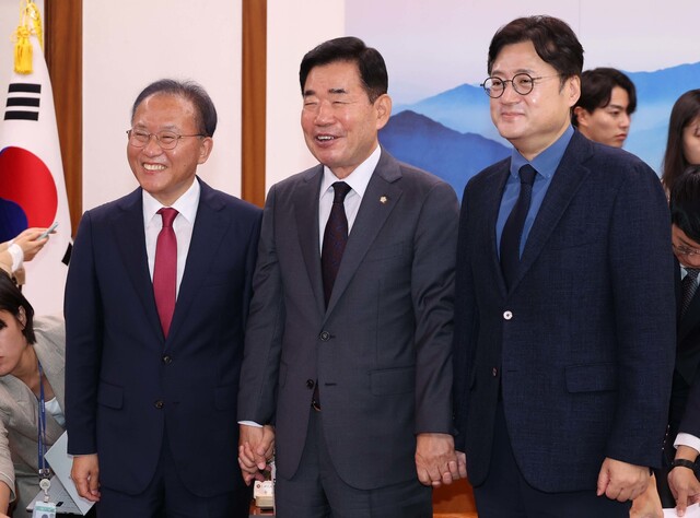 김진표 국회의장(가운데)이 27일 국회에서 열린 의장 주재 양당 원내대표 회동에서 윤재옥 국민의힘 원내대표(왼쪽), 홍익표 더불어민주당 원내대표와 기념촬영을 하고 있다. 연합뉴스