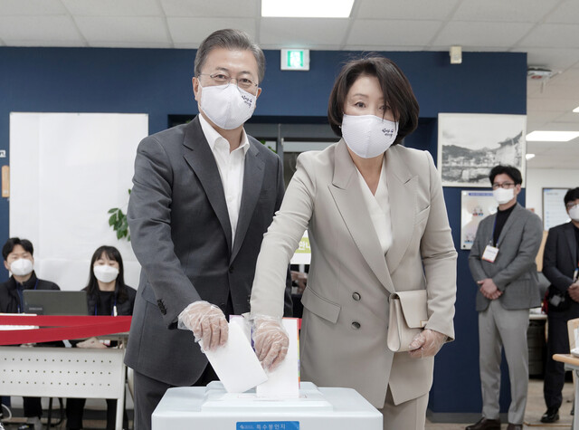 문재인 대통령과 부인 김정숙 여사가 10일 오전 서울 종로구 삼청동 주민센터를 찾아 제21대 국회의원 선거 사전투표를 하고 있다. 연합뉴스