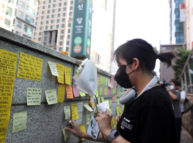 순찰 중이던 여성 역무원을 평소 스토킹하던 직장동료가 살해한 사건이 벌어진 서울 신당역 입구에서 17일 오후 추모 집회를 한 시민들이 글과 조화로 숨진 피해자를 추모하고 있다. 윤운식 선임기자 yws@hani.co.kr