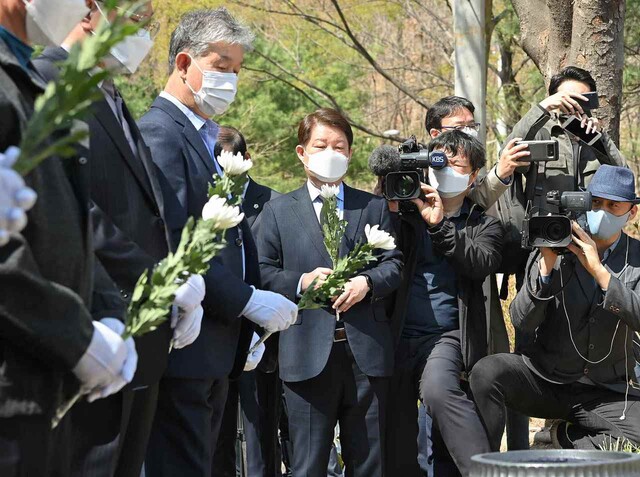 26일 오전 대구 와룡산 자락 선원공원에서 열린 ‘개구리 소년 추모 및 어린이 안전 기원비’ 제막식에서 참석자들이 헌화하고 있다. 대구시 제공