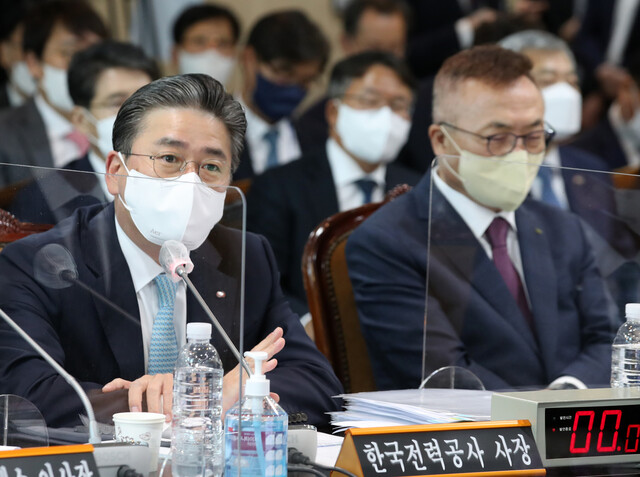 정승일 한국전력공사 사장이 11일 오전 전남 나주 한국전력 본사에서 열린 산업통상자원중소벤처기업위원회 국정감사에서 답변하고 있다. 나주/연합뉴스