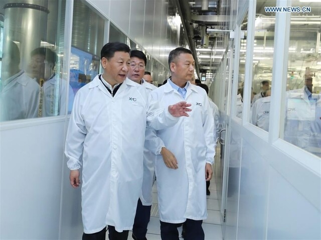 시진핑 중국 국가주석이 2018년 후베이 우한의 신신 반도체 공장을 방문해 시찰하고 있다. 우한/신화통신 연합뉴스