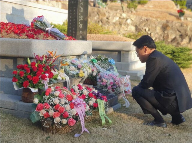 국민의힘 친윤석열계 핵심으로 꼽히는 장제원 의원이 11일 저녁 페이스북에 부친인 장성만 전 국회부의장의 묘소를 찾은 사진들과 함께 “보고 싶은 아버지! 이제 잠시 멈추려 한다”고 글을 올려, 내년 총선 불출마를 시사했다. 장 의원 페이스북 갈무리