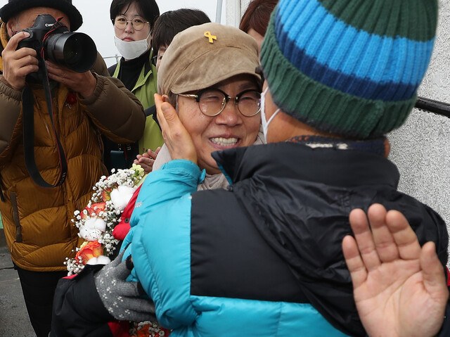 지난해 7월1일부터 지상 74m 높이의 대구시 영남대의료원 본관 옥상에서 ‘고공농성’을 벌여온 박문진 민주노총 보건의료노조 지도위원이 12일 오후 지상으로 내려와 동료들로부터 환영을 받고 있다. 대구/연합뉴스