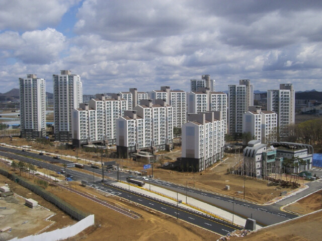 경기도 파주 지역에서 주목을 받았던 운정새도시. 2012년 파주운정새도시 공사현장으로, 2015년 들어 광주 태전지구, 수원 권선동 등과 함께 그해 상반기 수도권 청약시장 기상도를 결정짓는 ‘빅4’로 꼽히곤 했다. &lt;한겨레&gt; 자료사진