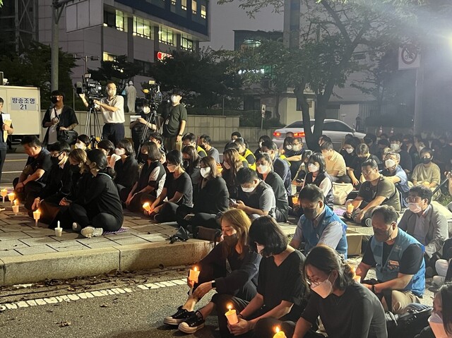 11일 저녁 서울에 내린 폭우로 반지하에 갇혀 사망한 홍아무개씨 가족을 추모하는 문화제가 열리고 있다. 이우연 기자 azar@hani.co.kr