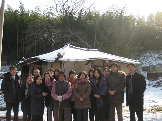 전남 화순군 도암면 등광리 이공 이세종 생가터에서 이공의 삶을 따르면서 살아가는 한영우 선생(가운데 모자 쓴 이)이 지난 2012년 이곳을 찾은 성지순례객들과 함께하고 있다. 조현 기자