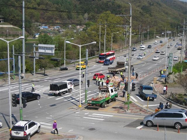 경찰이 지난 2015년 4월 화물차 전복사고가 난 청주시 상당구 명암타워 앞 산성도로 진입로에서 사고 처리를 하고 있다. 오윤주 기자