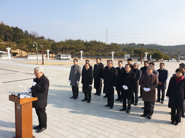 송선태 위원장이 3일 광주시 국립5·18민주묘지에서 ‘5·18민주화운동 진상규명위원회’ 출범선언문을 낭독하고 있다. / 김용희 기자