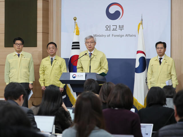 이태호(가운데) 외교부 2차관이 28일 오후 정부서울청사 별관에서 신종코로나 바이러스 관련 재외국민 지원대책을 브리핑하고 있다. 정부는 이날 중국 우한 체류 국민을 위해 30~31일 전세기를 투입한다고 밝혔다. 연합뉴스