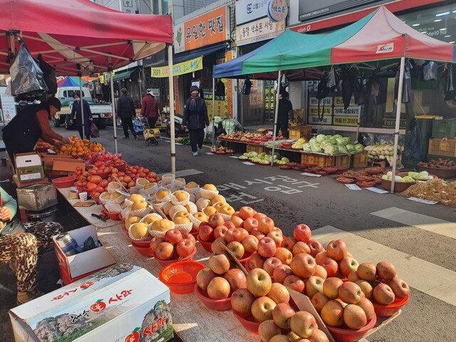 지난 13일 오후 ‘목요장’이 열리는 대구 수성구 고산1동 신매시장 입구. 7일장이 열리는 날이지만 코로나19의 여파로 한산한 모습이다. 장나래 기자 wing@hani.co.kr